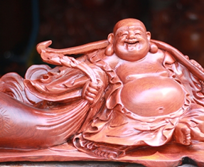 Phật di lặc kéo bao tiền gỗ Hương Gia Lai cao 32 ngang 67 sâu 23